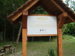 Informationstafel am Árpád-Brunnen bei Tényő